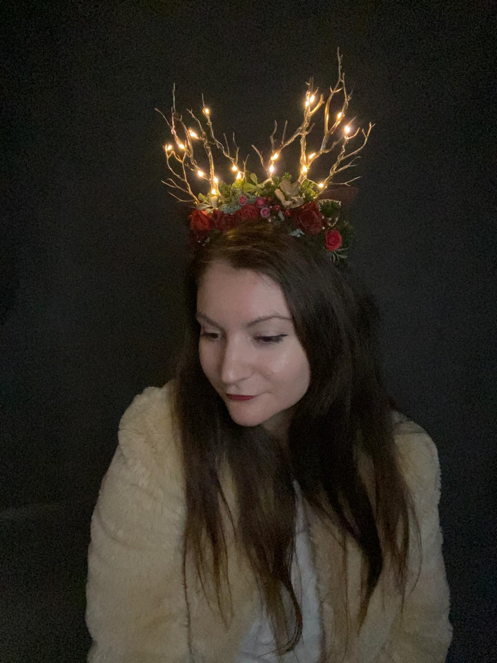 Christmas Reindeer Antler Headband: Woodland blueberries with lights – handmade floral hair accessory by magaela