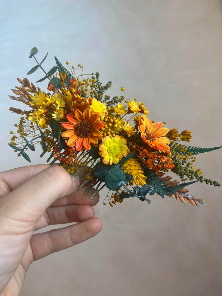 Haarkamm Orange-Gelb mit Gänseblümchen, Schleierkraut und Farn