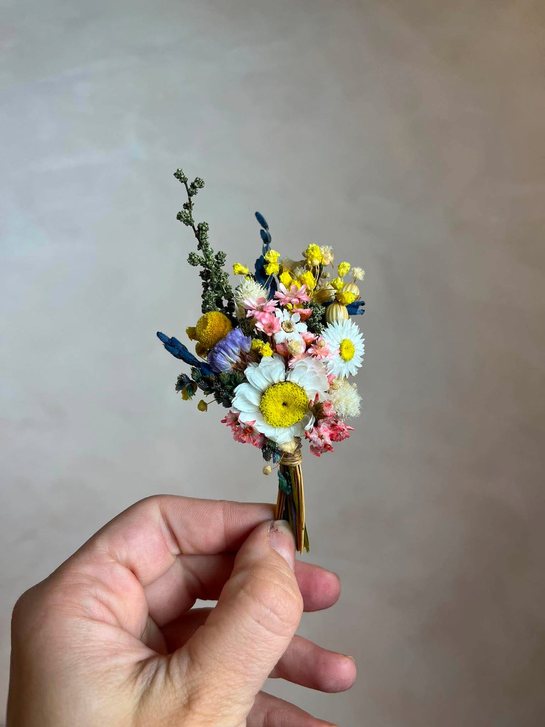 Wildflower Meadow Bridal Hair Comb with Dried Daisy, Lavender, Billy Buttons and Mixed Botanicals – handmade floral hair accessory by magaela
