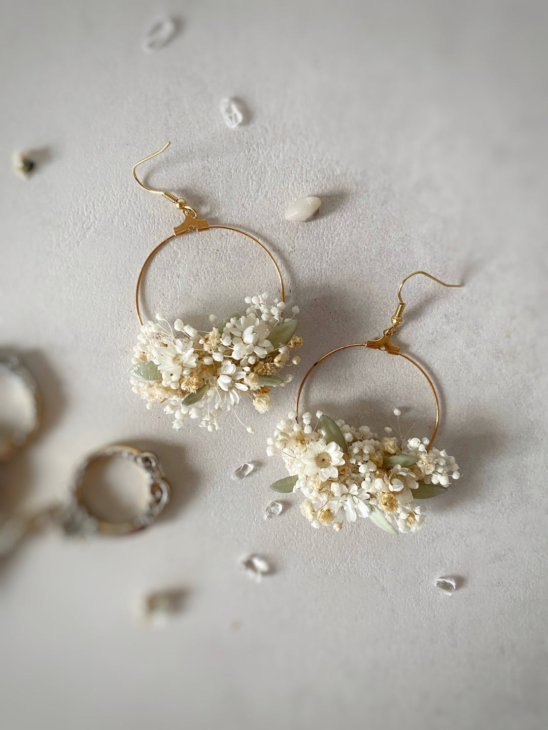Floral Hoop Earrings 6 cm – Ixodia & Gypsophila Dried Flower Earrings – handmade floral hair accessory by magaela