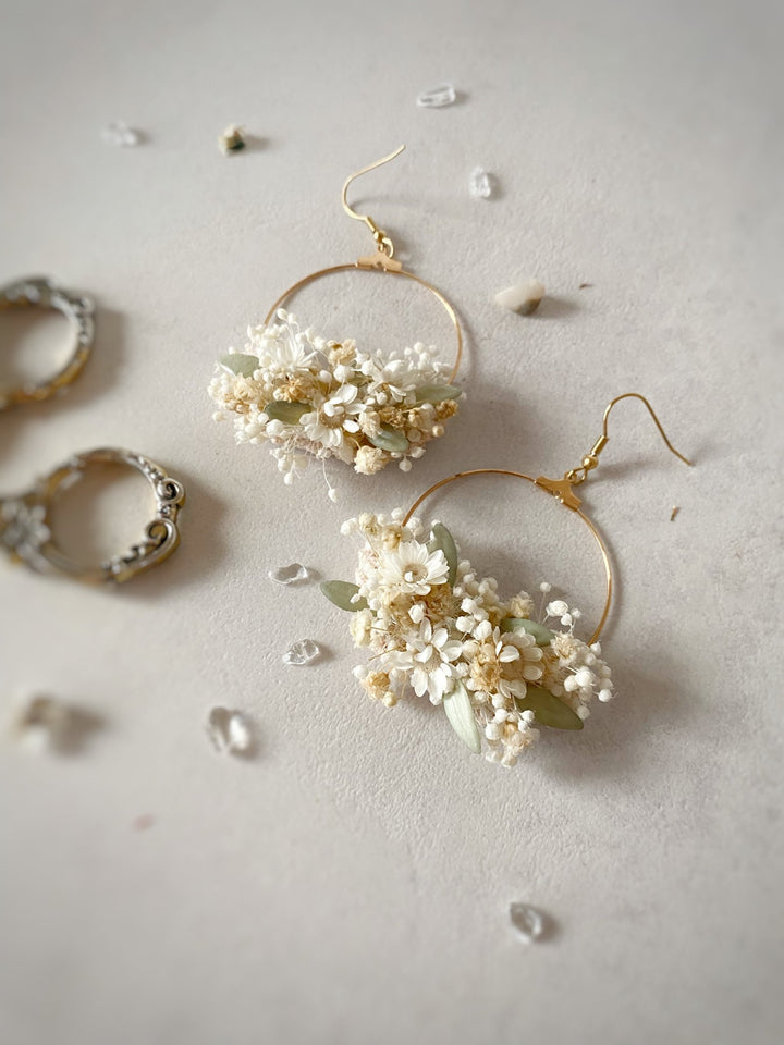 Floral Hoop Earrings 6 cm – Ixodia & Gypsophila Dried Flower Earrings – handmade floral hair accessory by magaela