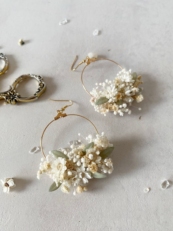 Floral Hoop Earrings 6 cm – Ixodia & Gypsophila Dried Flower Earrings – handmade floral hair accessory by magaela