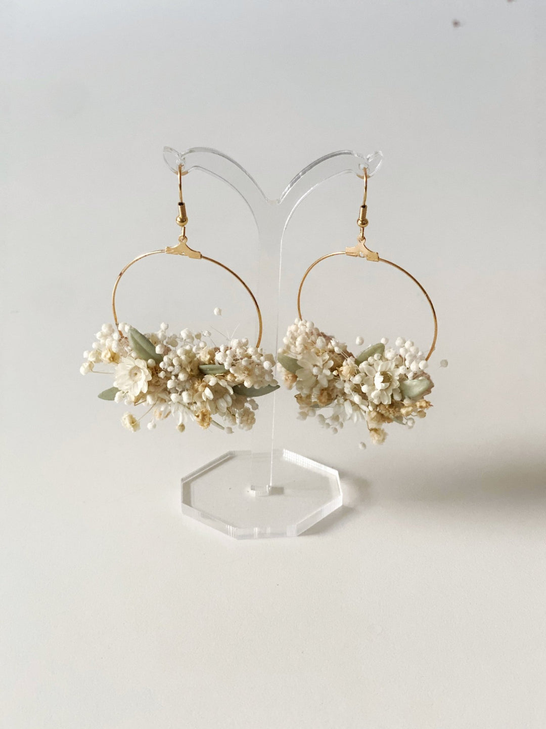 Floral Hoop Earrings 6 cm – Ixodia & Gypsophila Dried Flower Earrings – handmade floral hair accessory by magaela