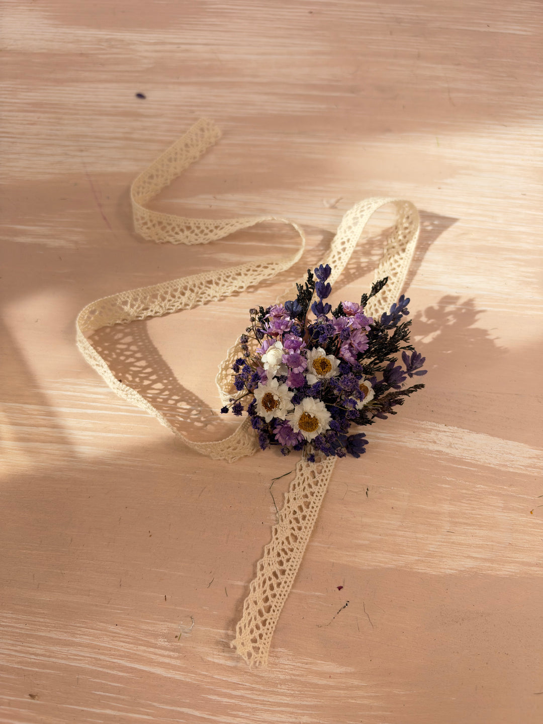 Lavendel- und weißes Gixie-Handgelenk-Korsage-Armband | Brautaccessoire