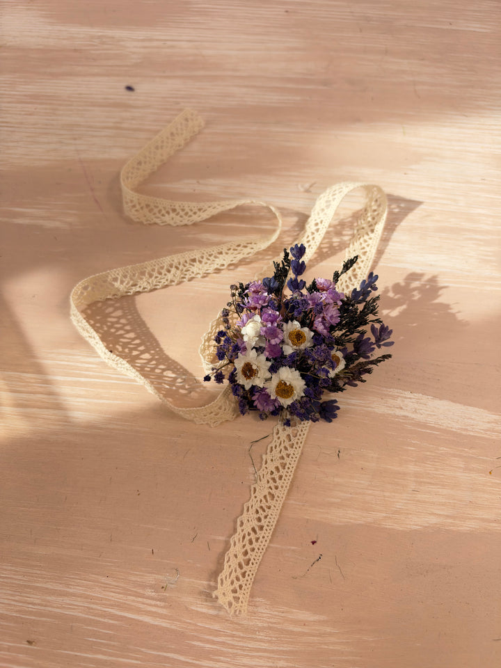 Lavendel- und weißes Gixie-Handgelenk-Korsage-Armband | Brautaccessoire