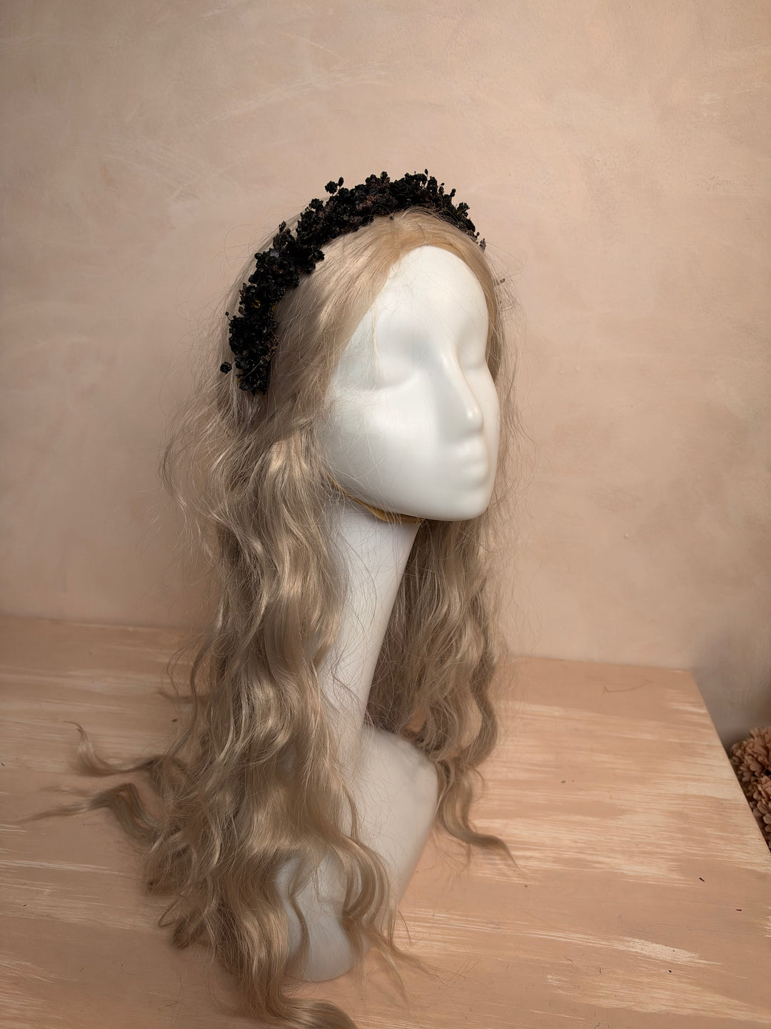 Zartes schwarzes Blumen-Stirnband | Schwarze Kollektion
