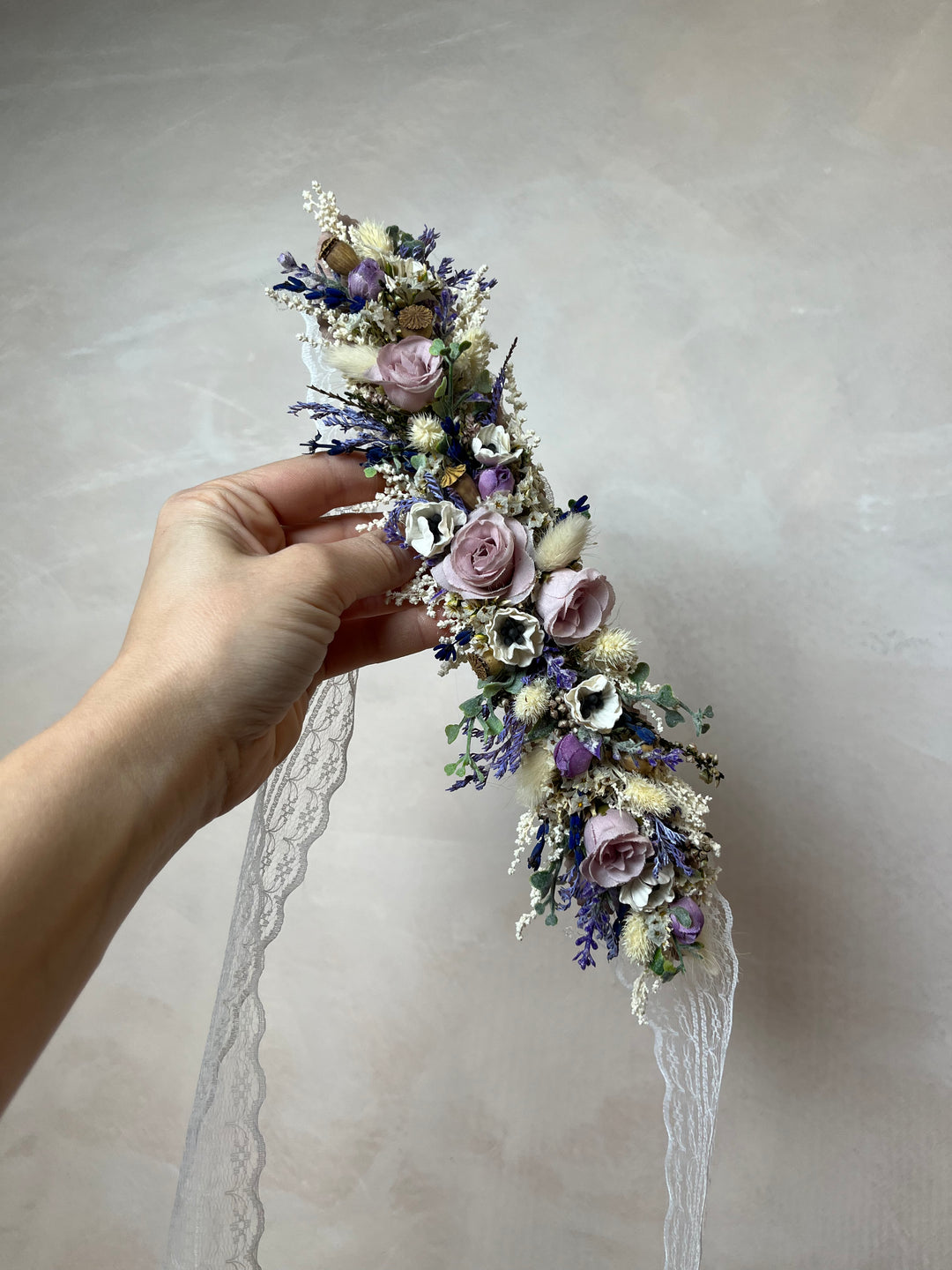 Lila Creme Blumen Brautgürtel mit Rosen und Anemonen | magaela