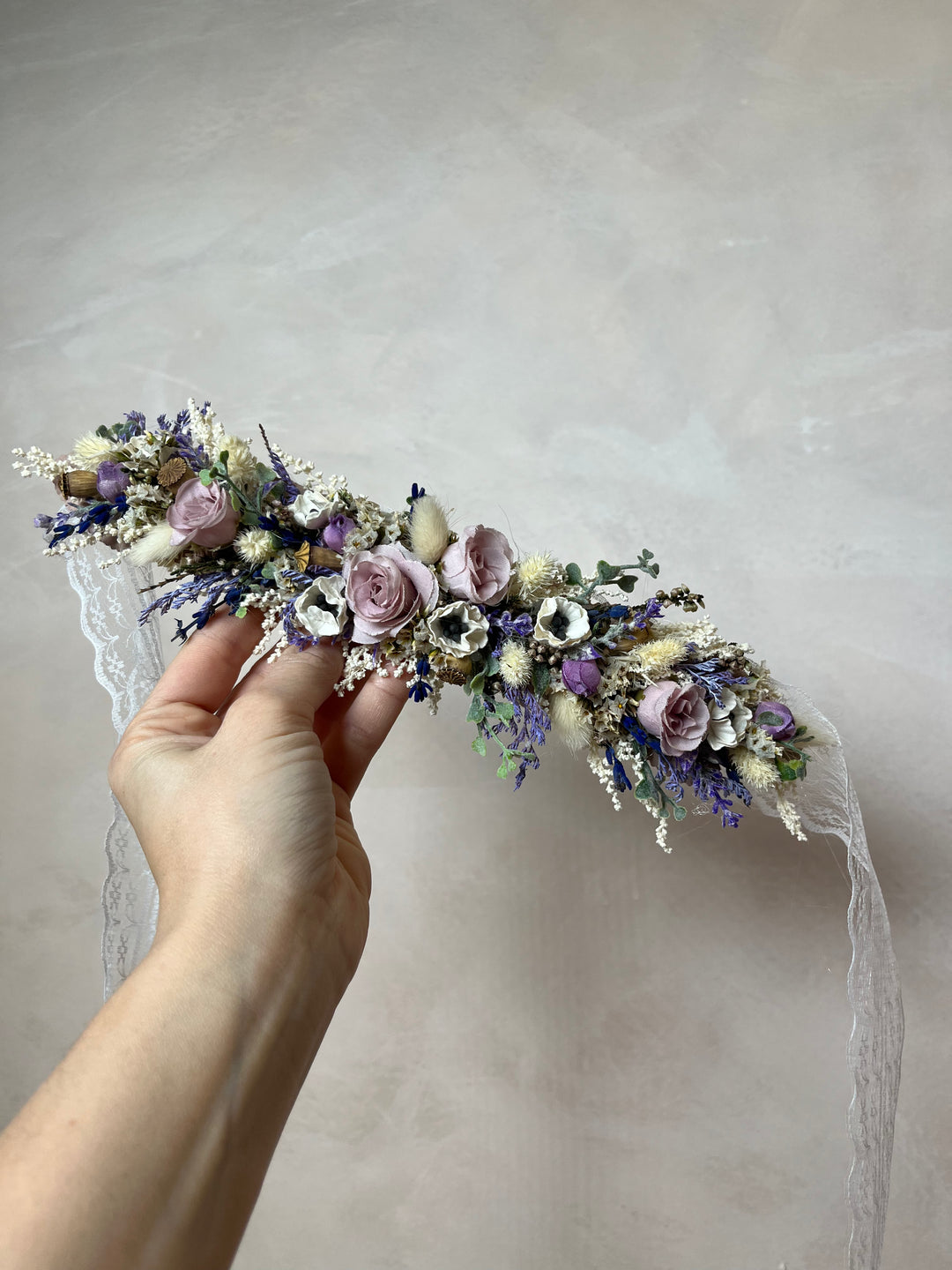 Lila Creme Blumen Brautgürtel mit Rosen und Anemonen | magaela