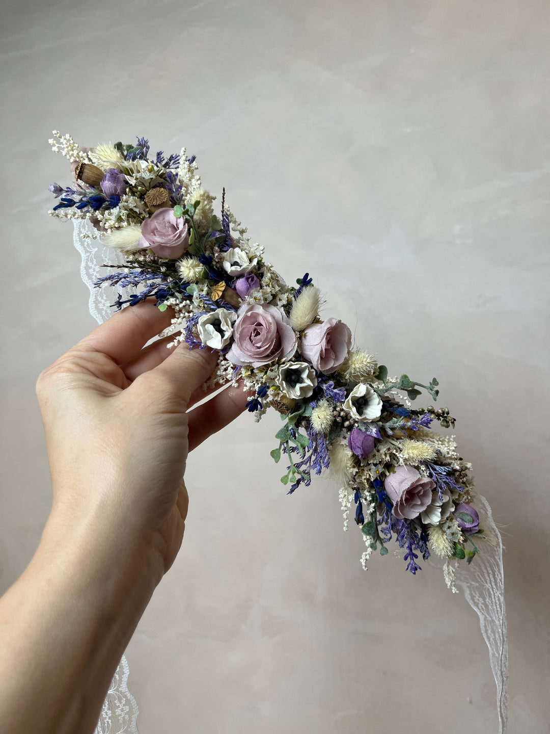 Lila Creme Blumen Brautgürtel mit Rosen und Anemonen | magaela