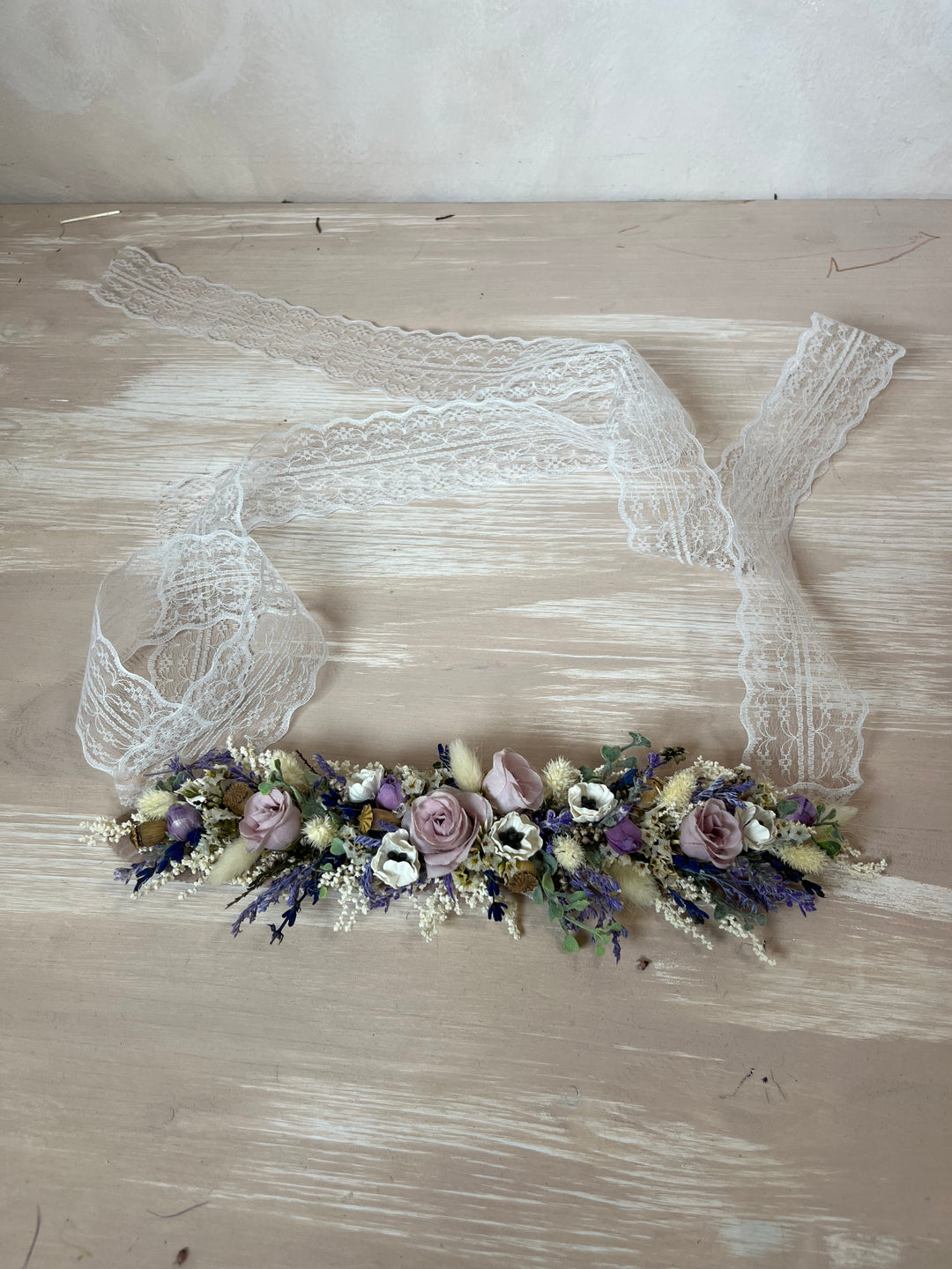 Lila Creme Blumen Brautgürtel mit Rosen und Anemonen | magaela