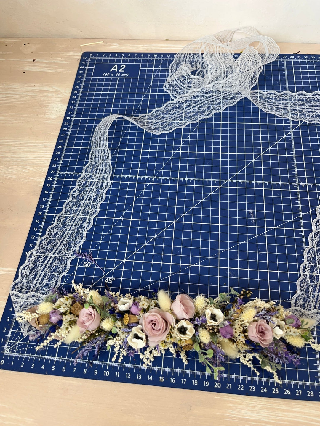 Lila Creme Blumen Brautgürtel mit Rosen und Anemonen | magaela
