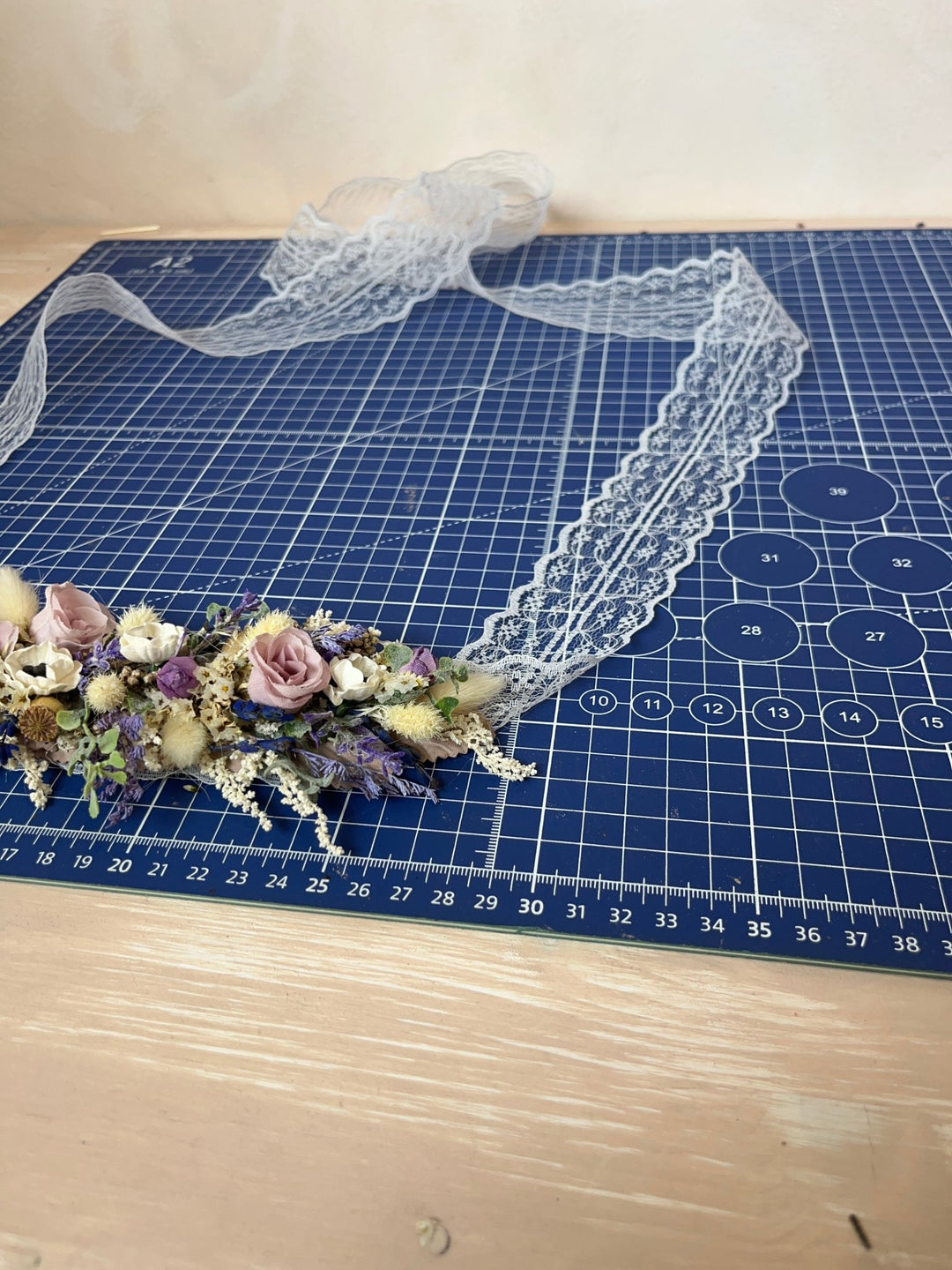 Lila Creme Blumen Brautgürtel mit Rosen und Anemonen | magaela