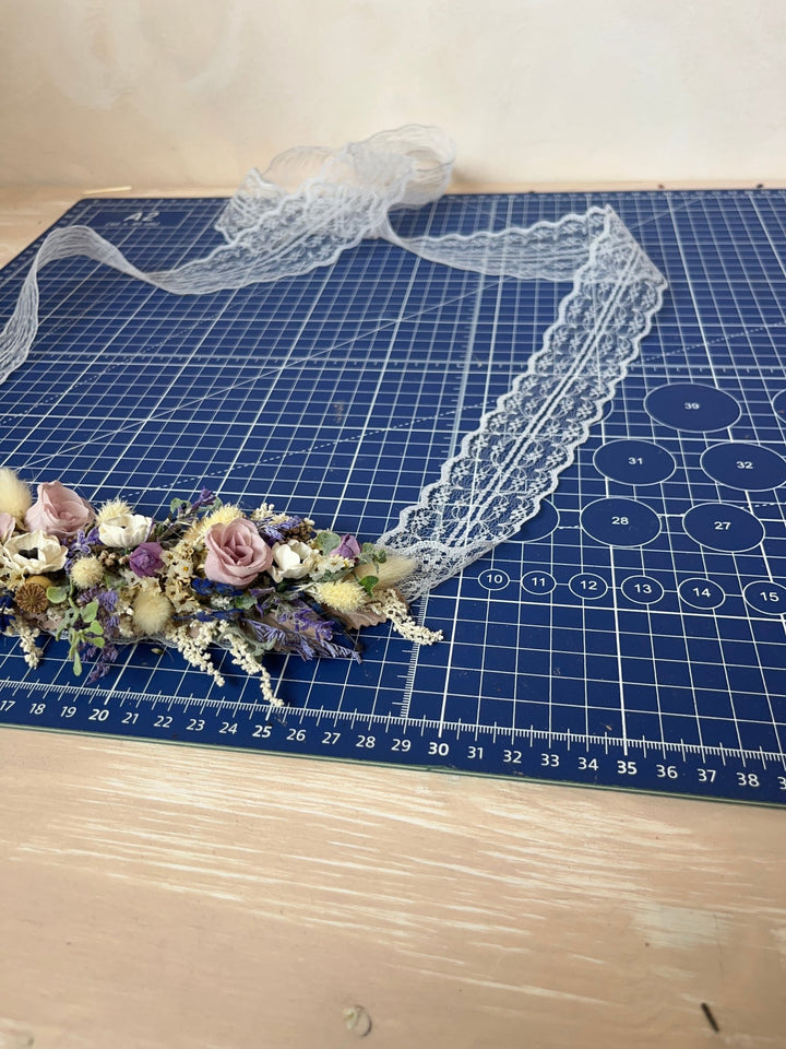 Lila Creme Blumen Brautgürtel mit Rosen und Anemonen | magaela