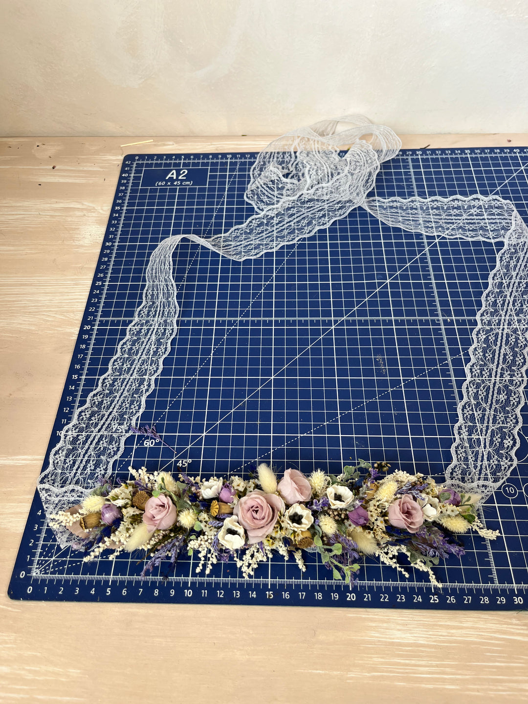 Lila Creme Blumen Brautgürtel mit Rosen und Anemonen | magaela