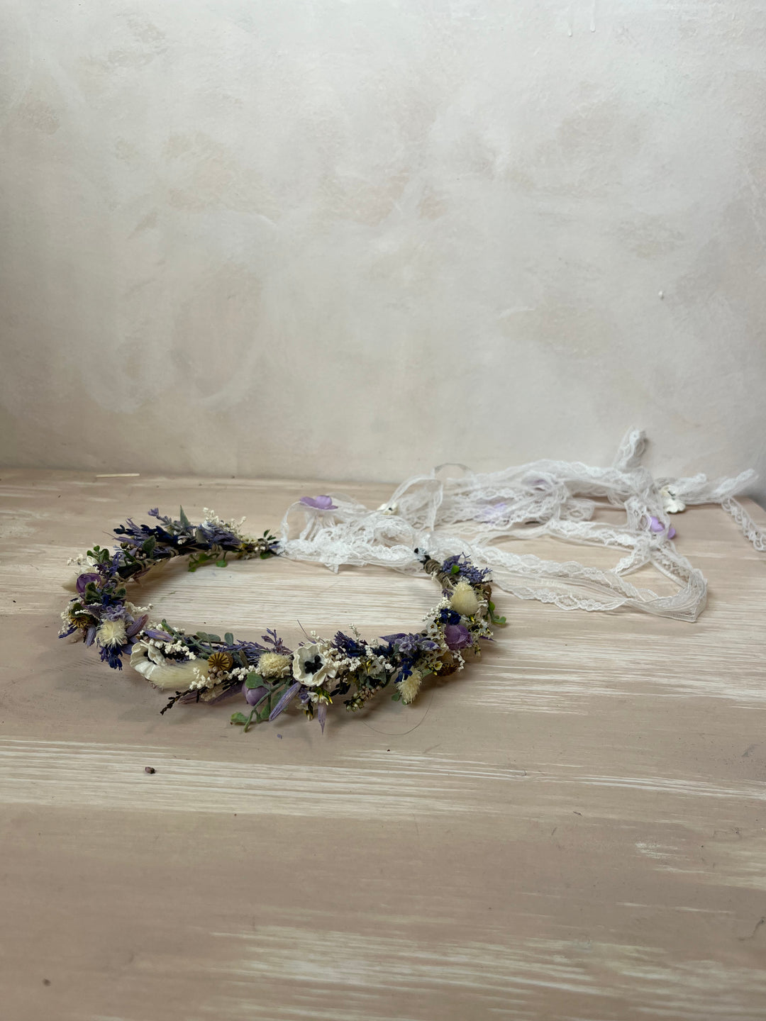 Levanduľová sasanková čelenka s kaskádovým čipkovaným závojom - Boho svadobný veniec