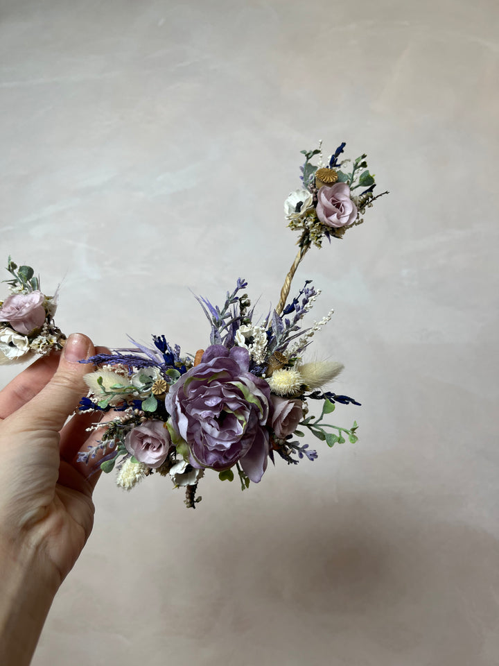 Lila Rosen Brauthaarrebe mit Anemonen und Hasenschwänzen - Blumen Hochzeitshaarschmuck