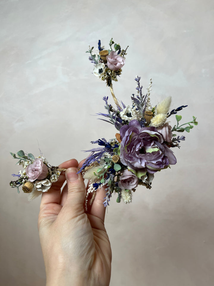 Lila Rosen Brauthaarrebe mit Anemonen und Hasenschwänzen - Blumen Hochzeitshaarschmuck