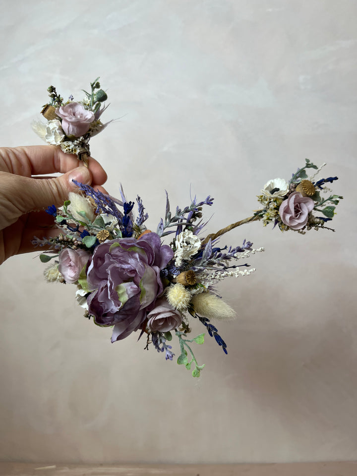 Lila Rosen Brauthaarrebe mit Anemonen und Hasenschwänzen - Blumen Hochzeitshaarschmuck
