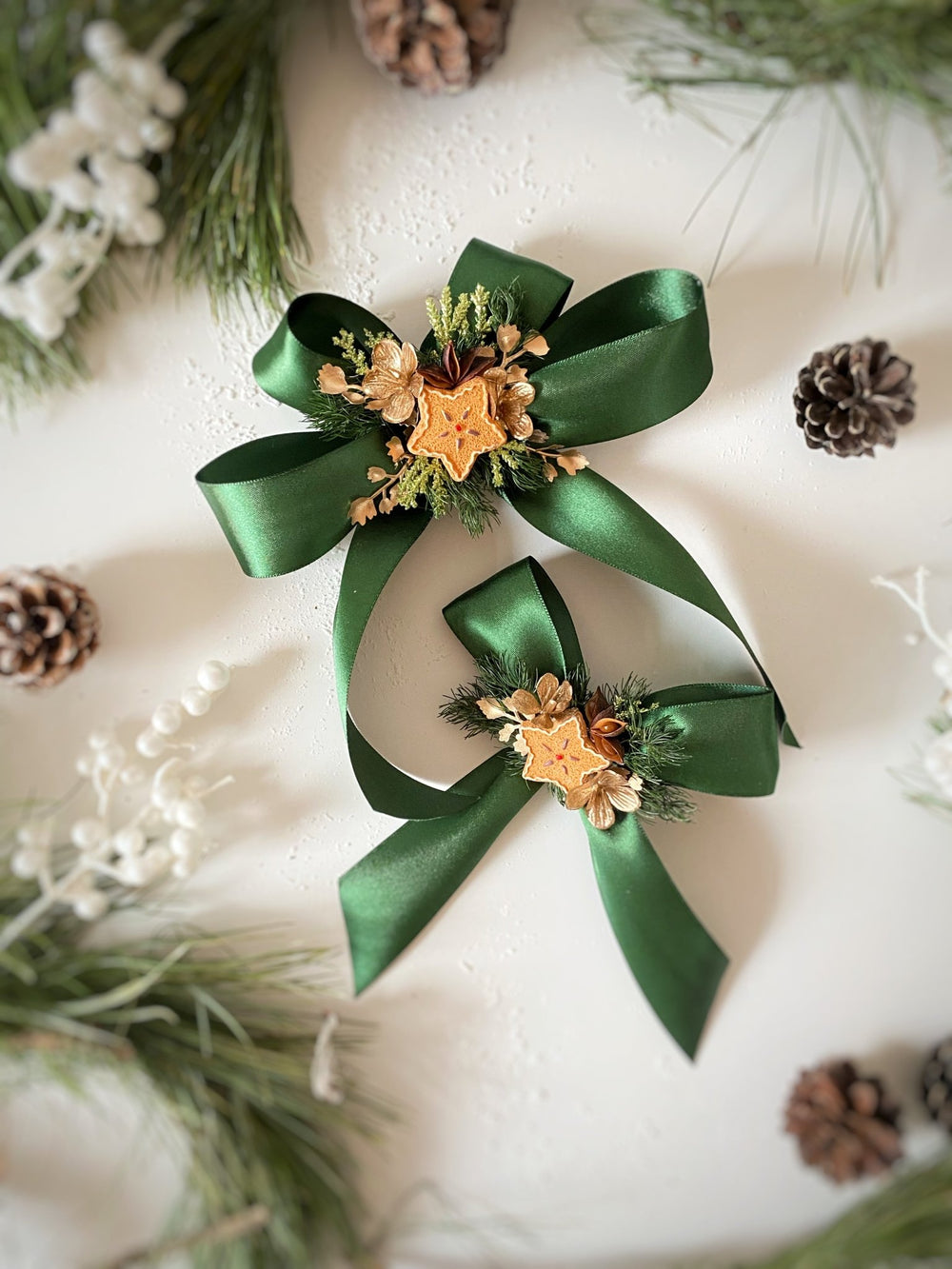 Christmas green hair bow with gingebread star: matching set for mom and daughter – handmade floral hair accessory by magaela