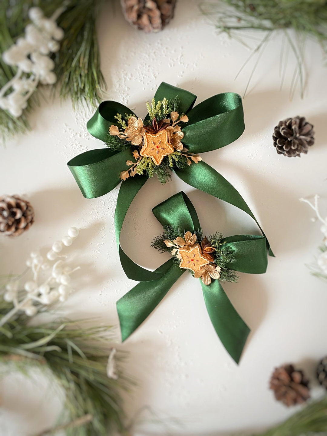 Christmas green hair bow with gingebread star: matching set for mom and daughter – handmade floral hair accessory by magaela
