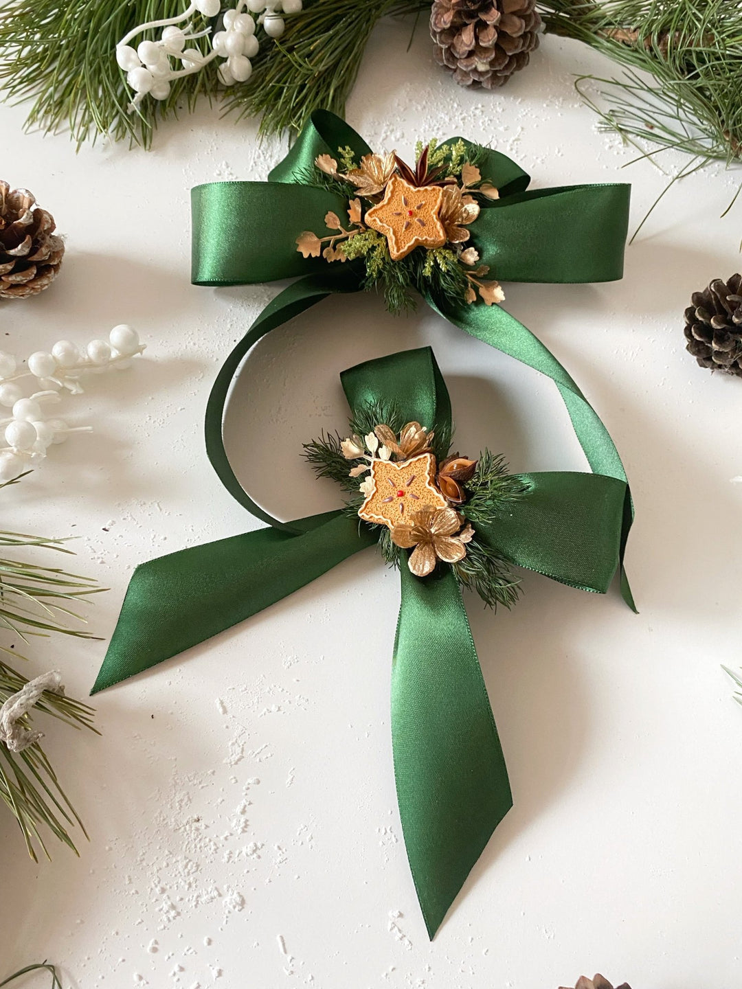 Christmas green hair bow with gingebread star: matching set for mom and daughter – handmade floral hair accessory by magaela