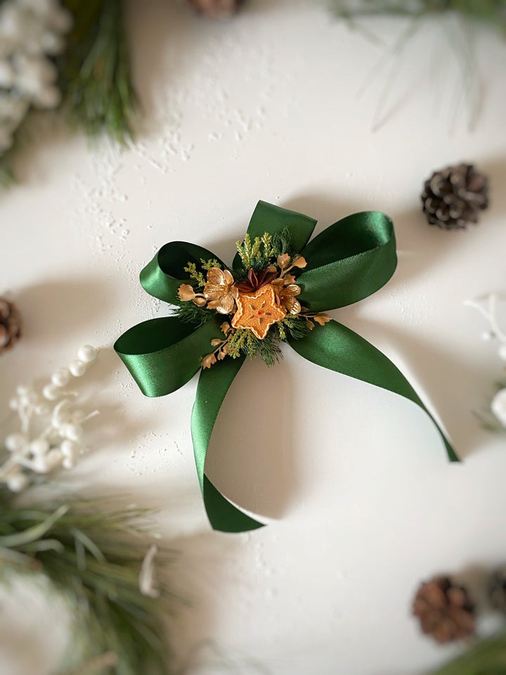 Christmas green hair bow with gingebread star: matching set for mom and daughter – handmade floral hair accessory by magaela