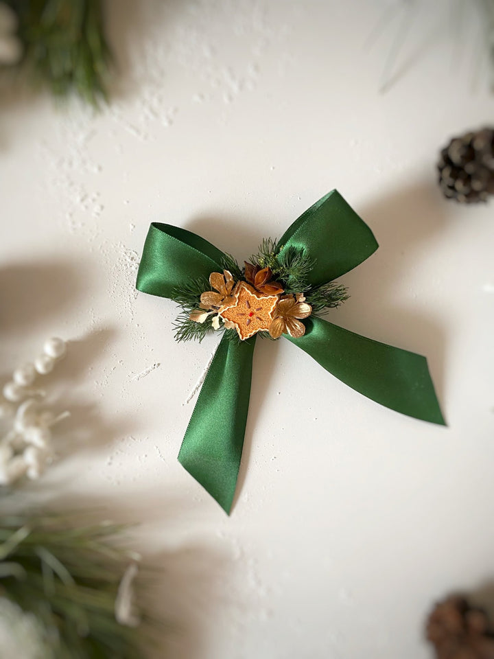 Christmas green hair bow with gingebread star: matching set for mom and daughter – handmade floral hair accessory by magaela