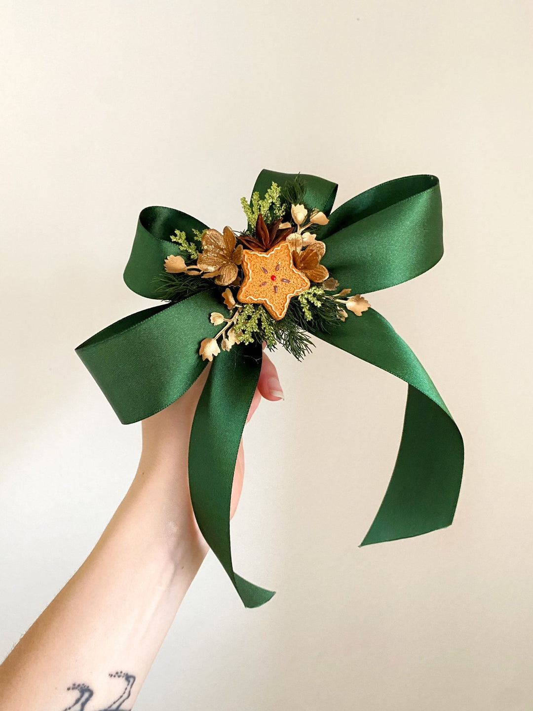 Christmas green hair bow with gingebread star: matching set for mom and daughter – handmade floral hair accessory by magaela