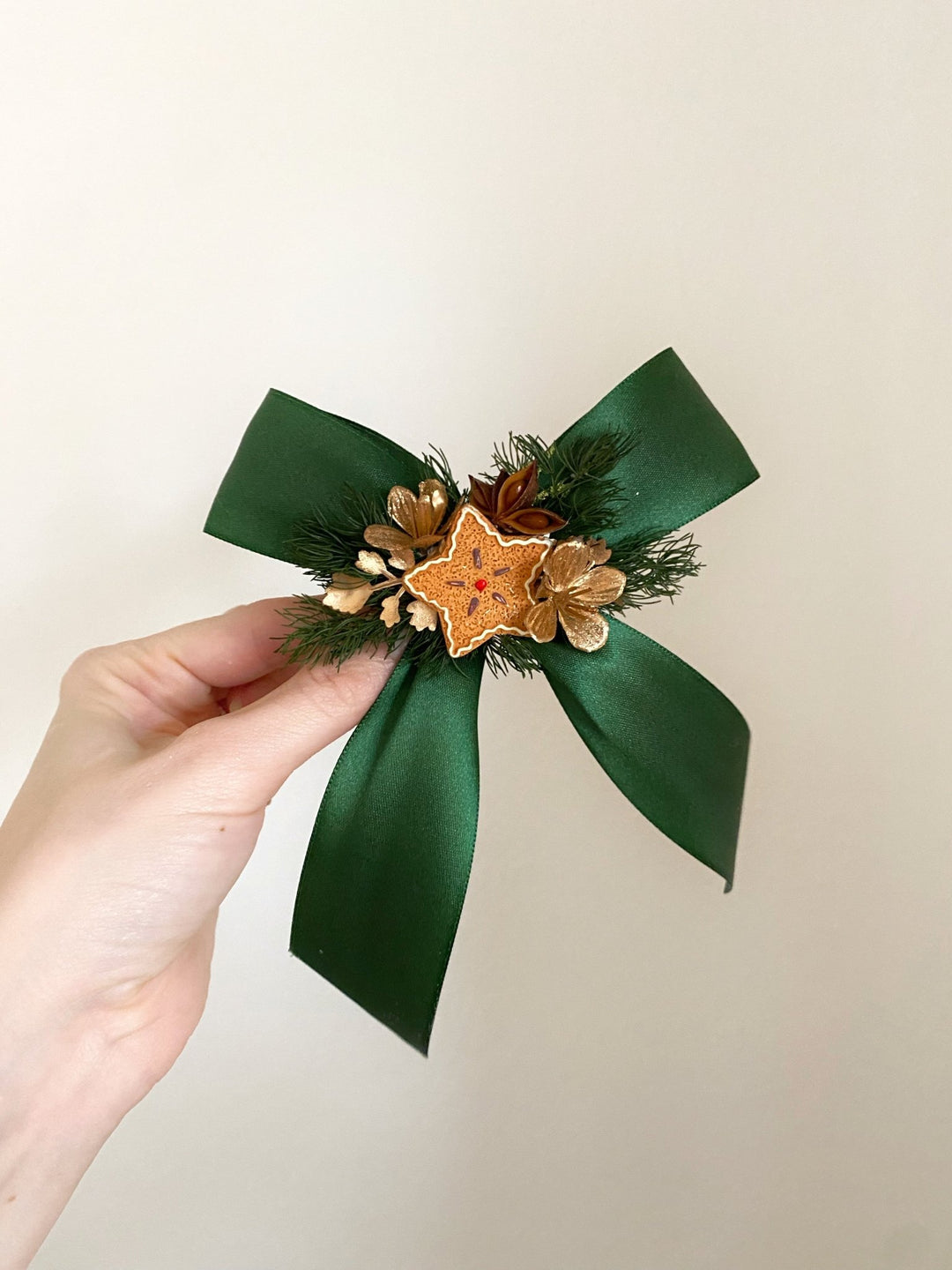 Christmas green hair bow with gingebread star: matching set for mom and daughter – handmade floral hair accessory by magaela