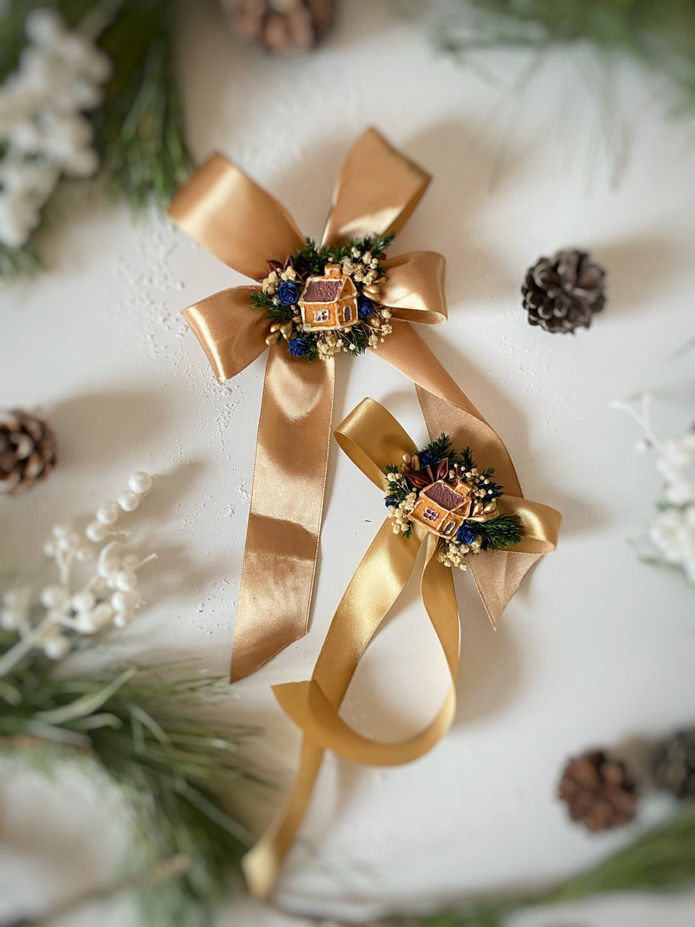 Christmas gold hair bow with gingebread house: matching set for mom and daughter – handmade floral hair accessory by magaela