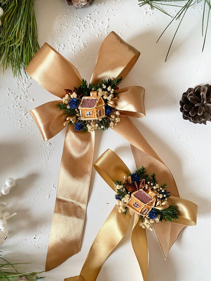 Christmas gold hair bow with gingebread house: matching set for mom and daughter – handmade floral hair accessory by magaela