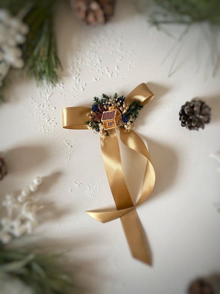 Christmas gold hair bow with gingebread house: matching set for mom and daughter – handmade floral hair accessory by magaela