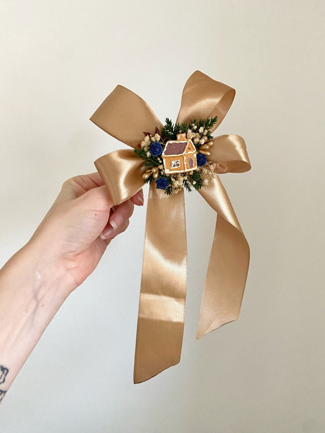 Christmas gold hair bow with gingebread house: matching set for mom and daughter – handmade floral hair accessory by magaela