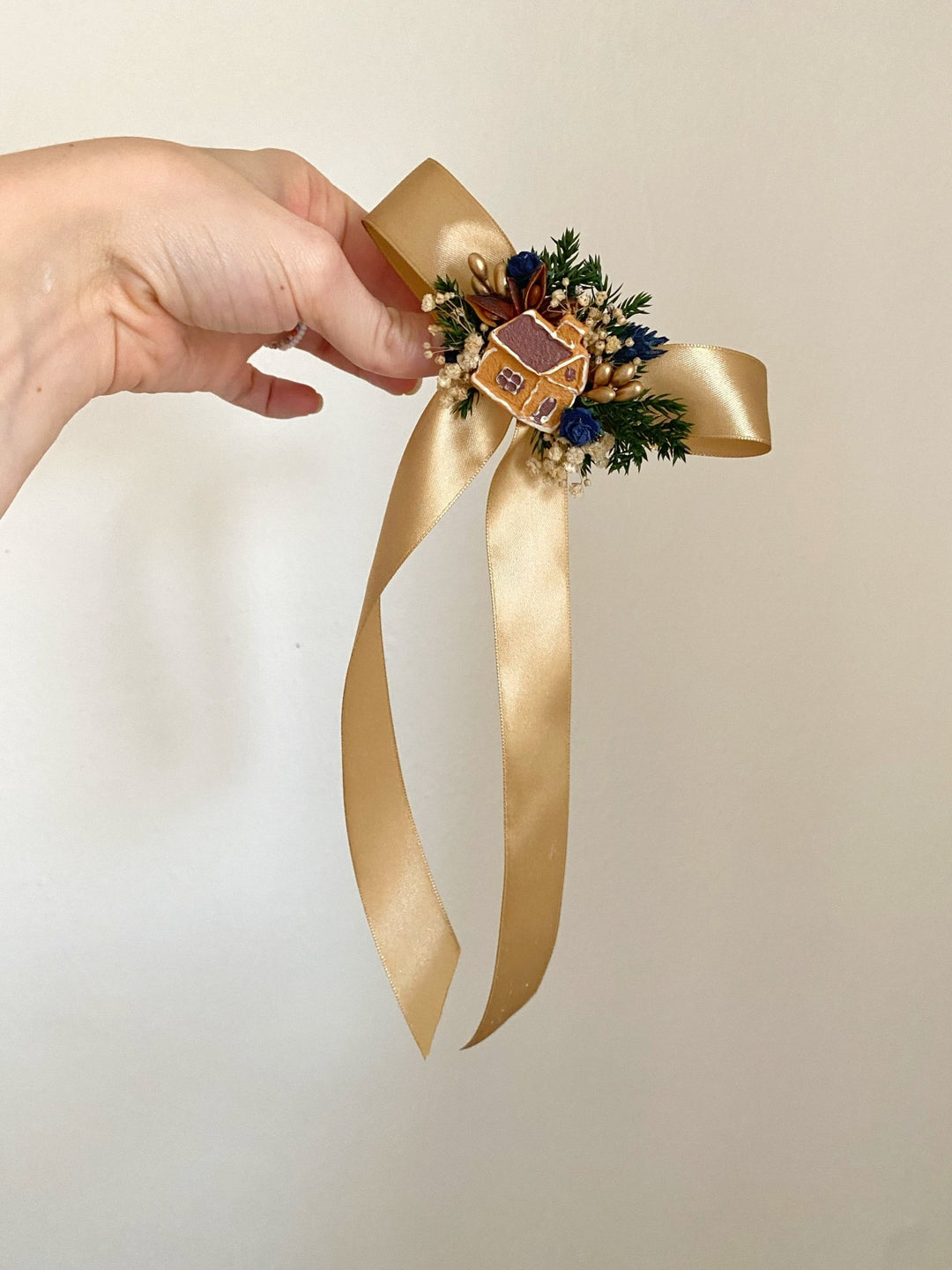 Christmas gold hair bow with gingebread house: matching set for mom and daughter – handmade floral hair accessory by magaela
