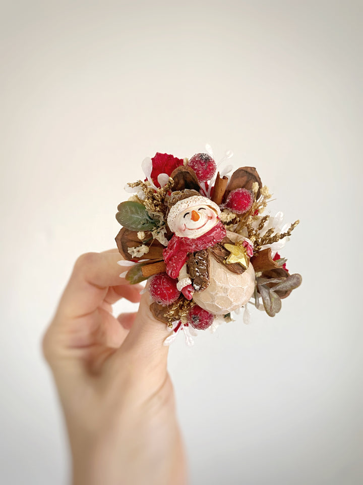 Holz-Schneemann-Weihnachtsbrosche | Winter-Accessoire in limitierter Auflage