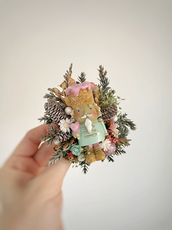 Nussknacker-Weihnachtsbrosche in Mint und Rosa | Limitierte Auflage