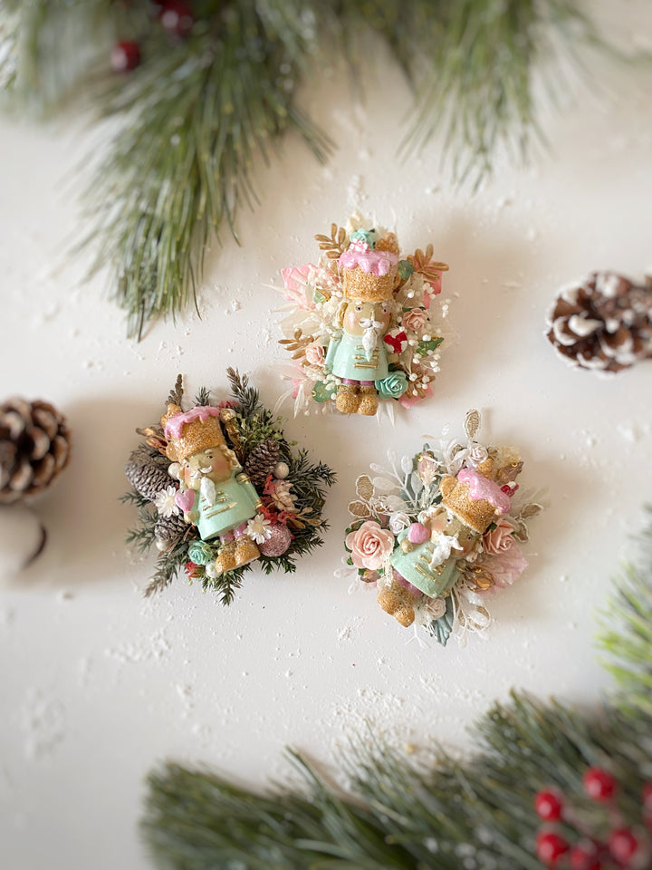 Nussknacker-Weihnachtsbrosche in Mint und Rosa | Limitierte Auflage