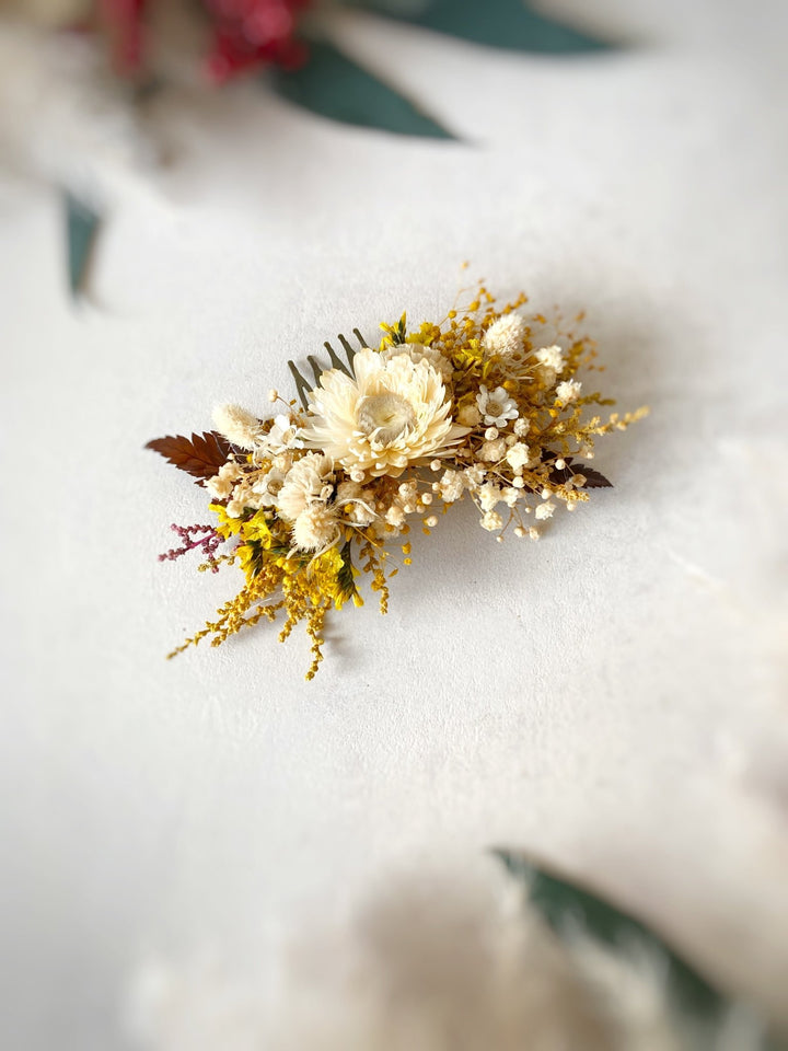 Dried Flower Bridal Hair Comb with Strawflower, Ixodia and Gypsophila | Fall Wedding – handmade floral hair accessory by magaela