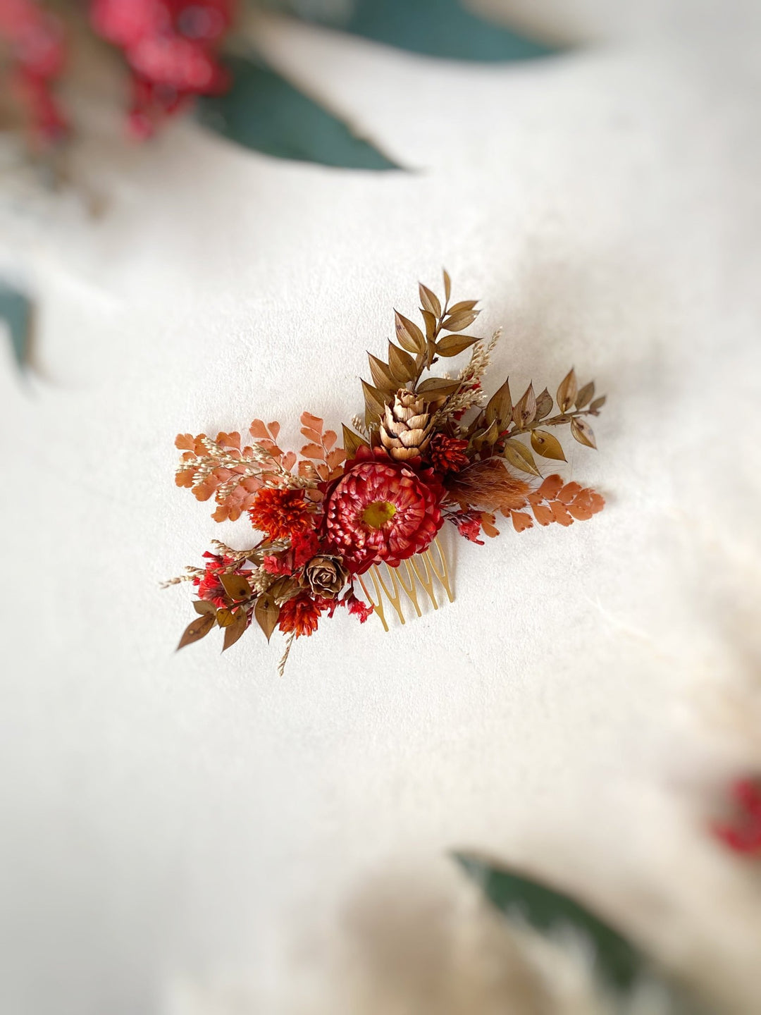 Dried Flower Bridal Hair Comb with Red Strawflower and Pine Cone | Fall Wedding – handmade floral hair accessory by magaela