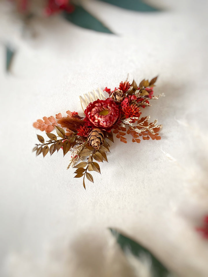 Dried Flower Bridal Hair Comb with Red Strawflower and Pine Cone | Fall Wedding – handmade floral hair accessory by magaela