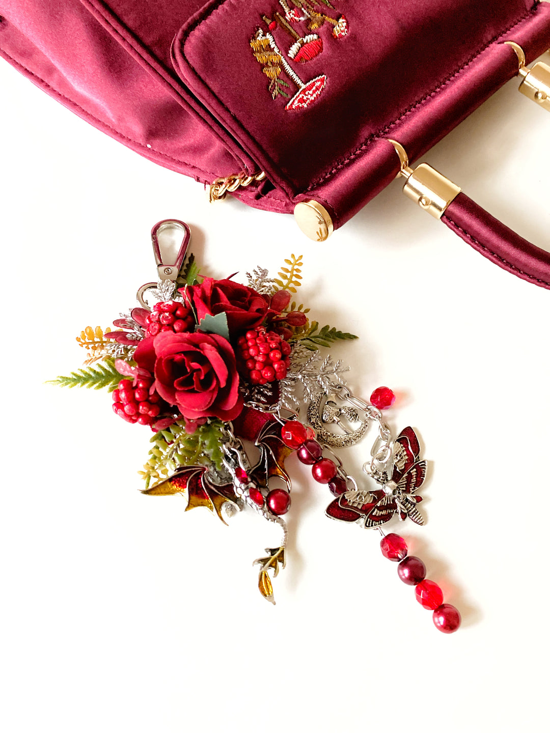 Crimson Dragon Garten-Taschenanhänger mit Schmetterling | Einzigartiges Originalstück