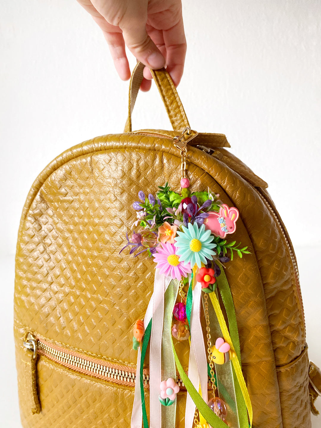 Taschenanhänger „Fluttering Meadow“ mit Häschen und Biene | Einzigartiges Unikat