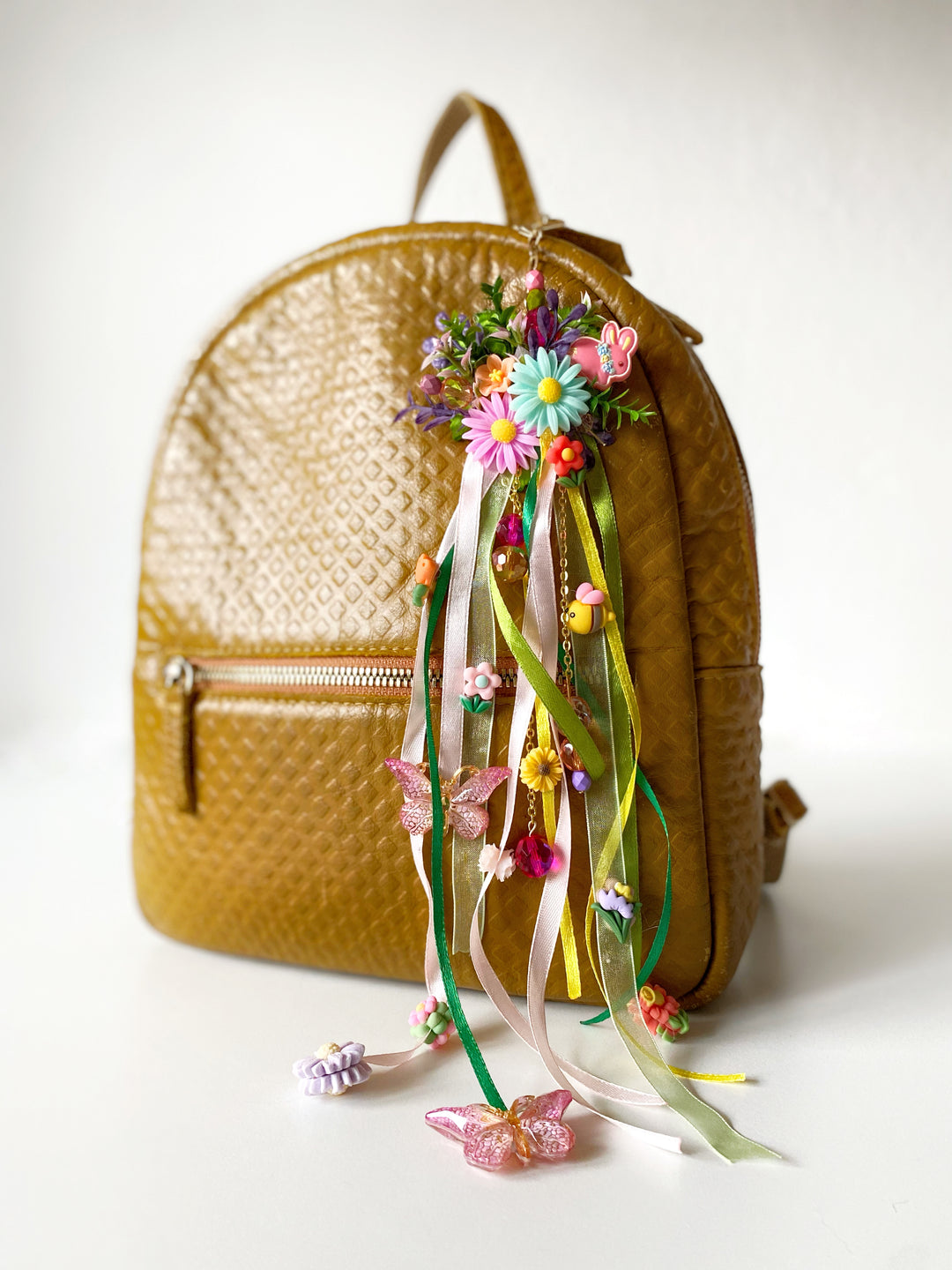 Taschenanhänger „Fluttering Meadow“ mit Häschen und Biene | Einzigartiges Unikat