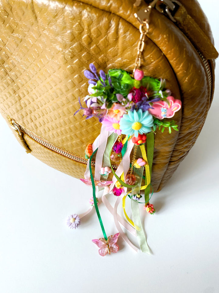 Taschenanhänger „Fluttering Meadow“ mit Häschen und Biene | Einzigartiges Unikat