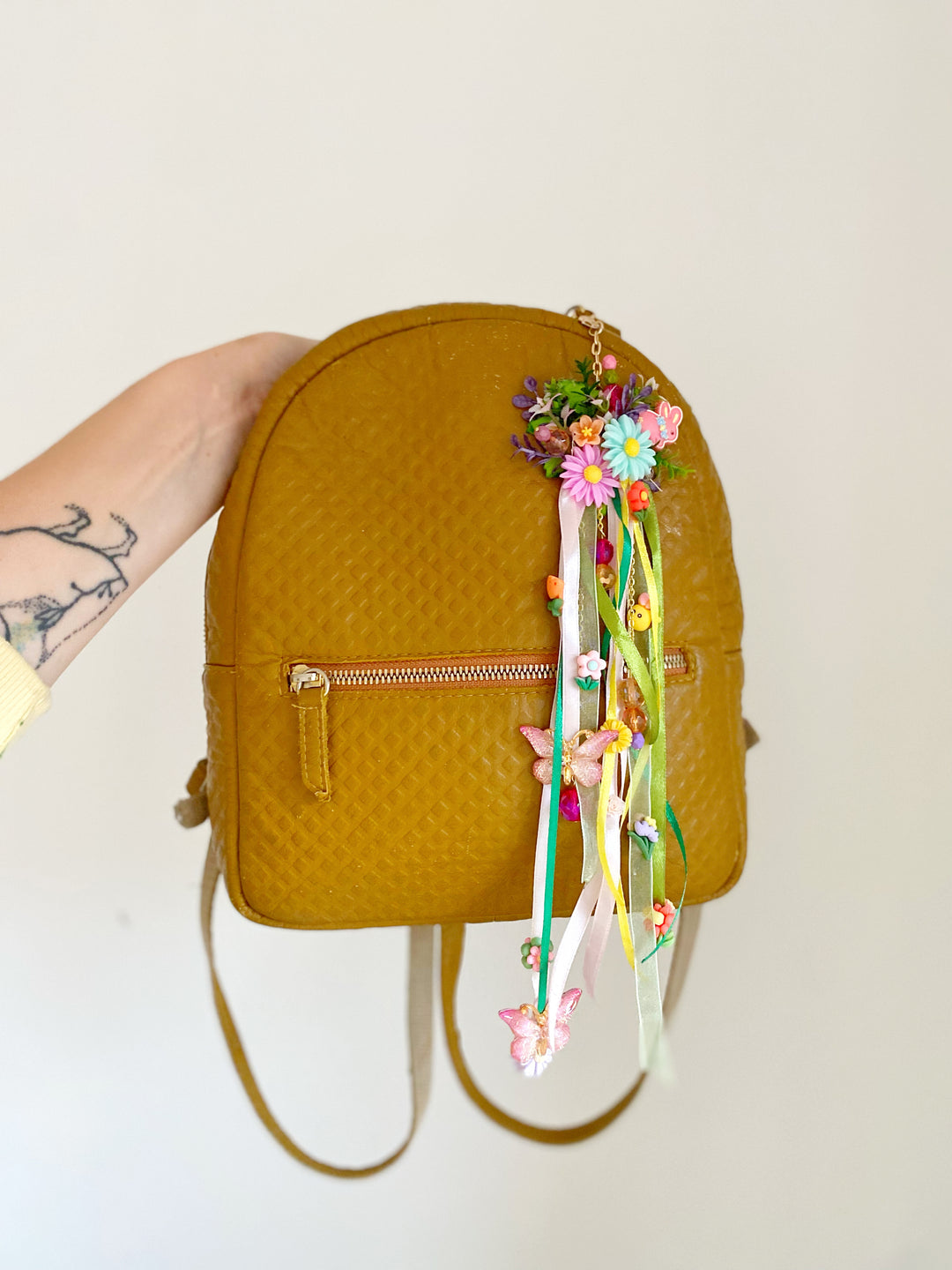 Taschenanhänger „Fluttering Meadow“ mit Häschen und Biene | Einzigartiges Unikat