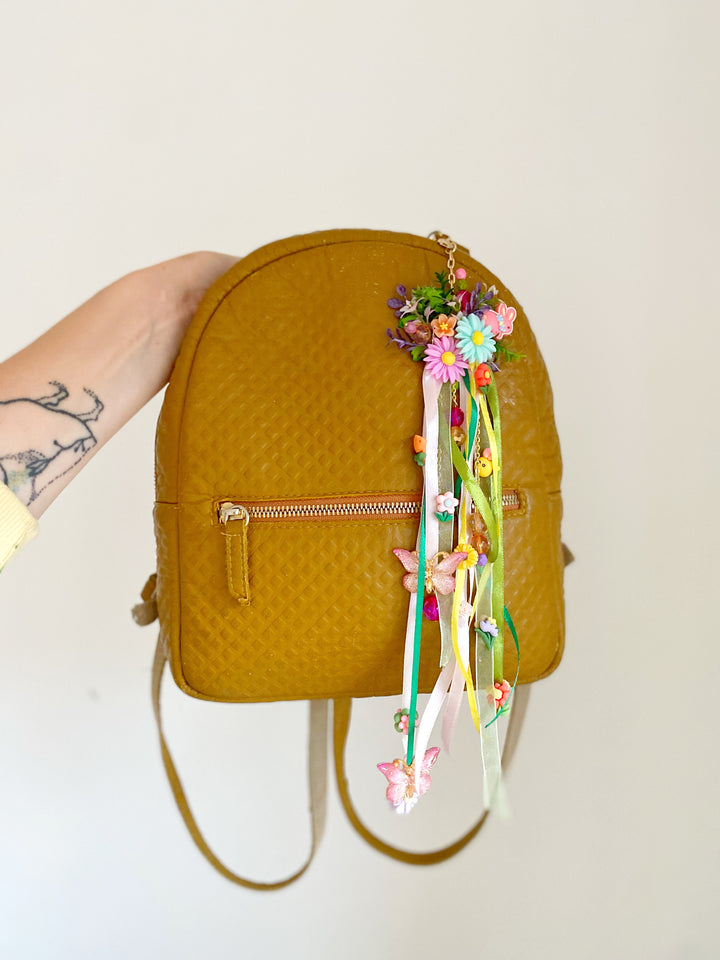 Taschenanhänger „Fluttering Meadow“ mit Häschen und Biene | Einzigartiges Unikat