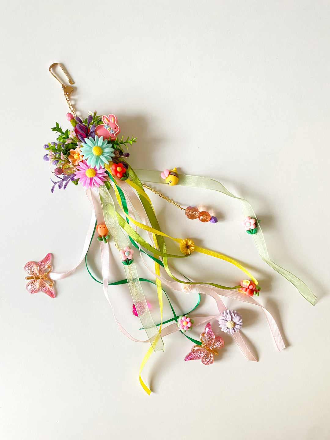 Taschenanhänger „Fluttering Meadow“ mit Häschen und Biene | Einzigartiges Unikat