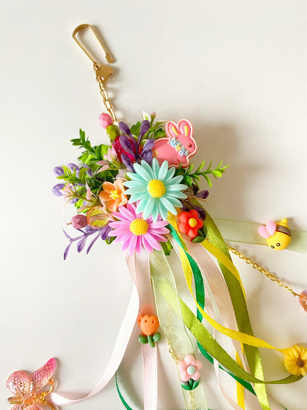 Taschenanhänger „Fluttering Meadow“ mit Häschen und Biene | Einzigartiges Unikat