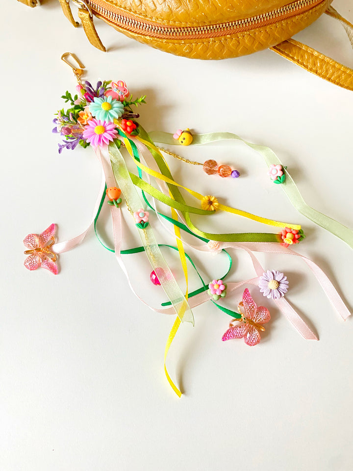 Taschenanhänger „Fluttering Meadow“ mit Häschen und Biene | Einzigartiges Unikat