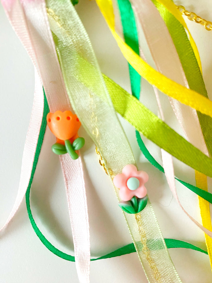 Taschenanhänger „Fluttering Meadow“ mit Häschen und Biene | Einzigartiges Unikat